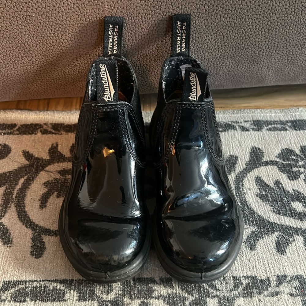 Patent leather toddler Blundstone boots. VGUC. No original box.
